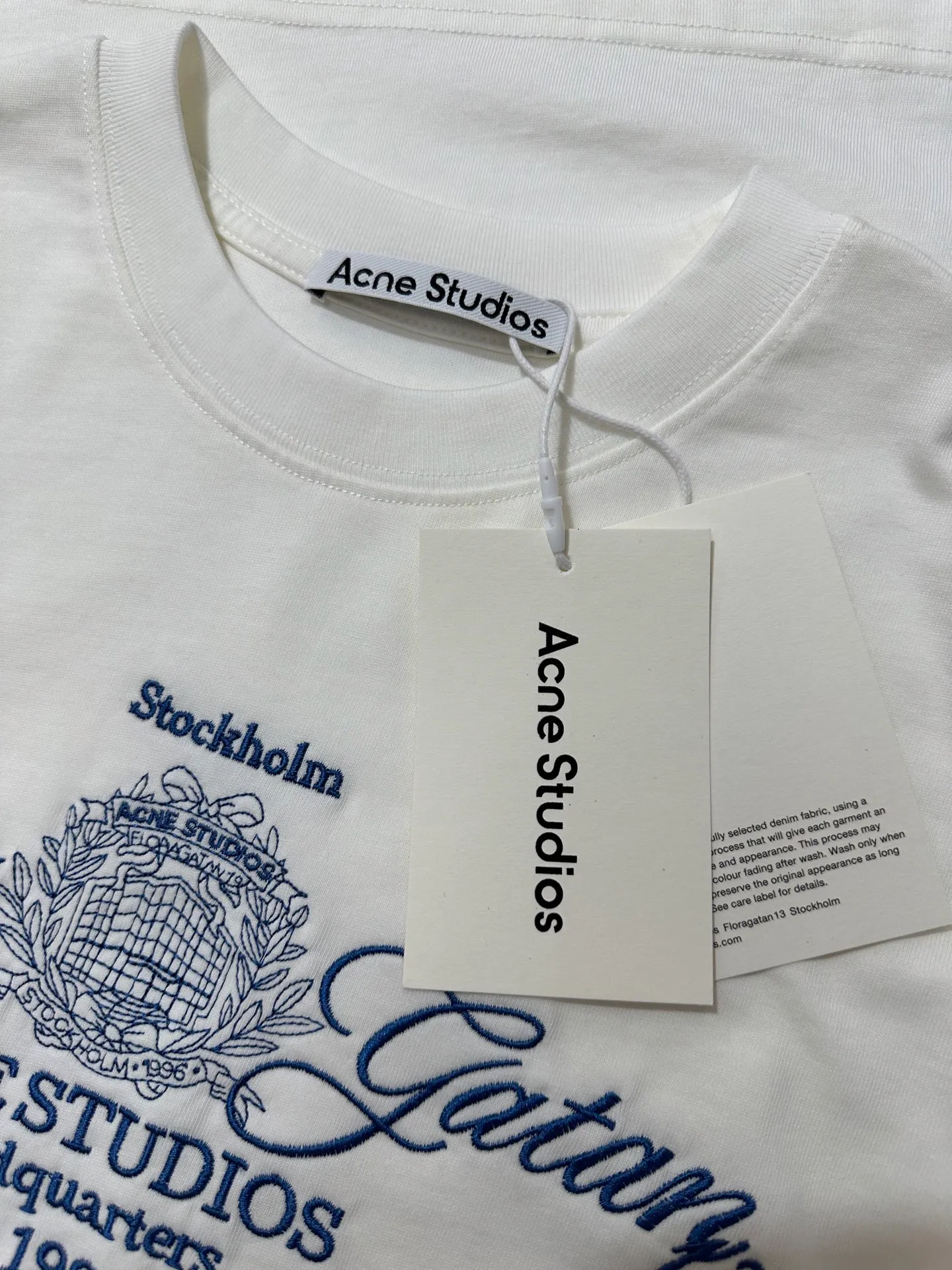 160 Acne studio FW 26 Retro American badge Blue embroidery long-sleeved T-shirt Fabric: High-definition super heavyweight cotton double yarn compact Xinjiang cotton Weight gram Paired with 2*2 Salona rib Clean cloth surface Clear cloth texture Firm and stiff High color fastness No change in shape No Color Change Customized hardware Thread Accessories Matching version Men and women Same Style Color: White Size: XS S M L XL
